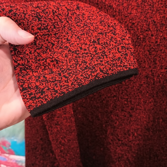 Chelsea and Theodore Red and Black Sparkly Long Half Sleeve Top Size 2X - Picture 6 of 7